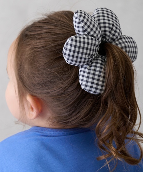 petit main（プティマイン）の「フラワーシュシュ（シュシュ・キッズ・レッド/ブラック/サックスブルー・F）」の4枚目の写真