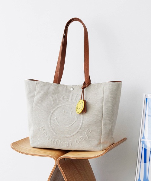 Breath TOPKAPI（ブレストプカピ）の「【Breath TOPKAPI】SMILE COLLETION エンボス スマイル ビッグ トートバッグ /スマイルチャーム付き（トートバッグ・レディース・ブラック/ベージュ・FREE）」の2枚目の写真