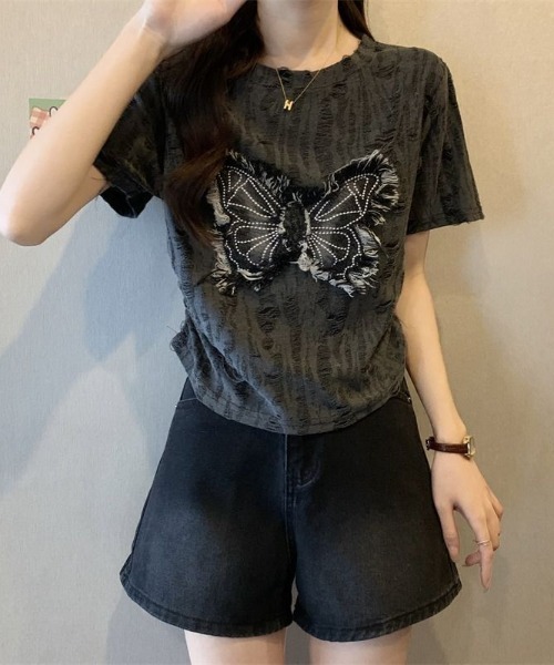 onum（オヌム）の「バタフライ刺繍Tシャツ/ クラッシュ加工/デザインTシャツ（Tシャツ/カットソー・レディース・ブラック/オフホワイト/グレー・FREE）」の4枚目の写真