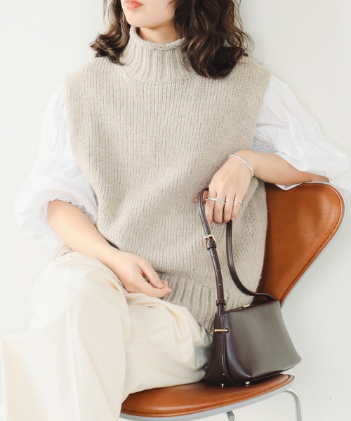 B:MING by BEAMS(ビーミングバイビームス)の「エドワード ハイネック ベスト(ニット/セーター・レディース・ライトグレー/ネイビー/ブラウン系その他・ONE SIZE)」の2枚目の写真