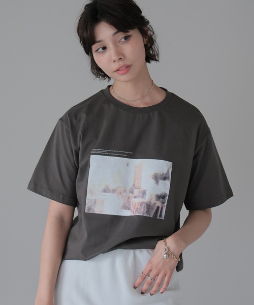 SOTT(ソット)の「Terrace Photo Tee / テラスフォトTシャツ(Tシャツ/カットソー・レディース・チャコールグレー/ブラック/オフホワイト・FREE)」の3枚目の写真