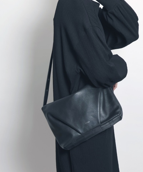YArKA（ヤーカ）の「【YArKA/ヤーカ】real leather fold and bend tuck 2way bag [tdht5] / リアルレザー折畳み撓せショルダー&ハンドバッグ（ショルダーバッグ・レディース・ブラック・FREE）」の2枚目の写真