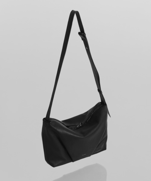 YArKA（ヤーカ）の「【YArKA/ヤーカ】real leather fold and bend tuck 2way bag [tdht5] / リアルレザー折畳み撓せショルダー&ハンドバッグ（ショルダーバッグ・レディース・ブラック・FREE）」の6枚目の写真