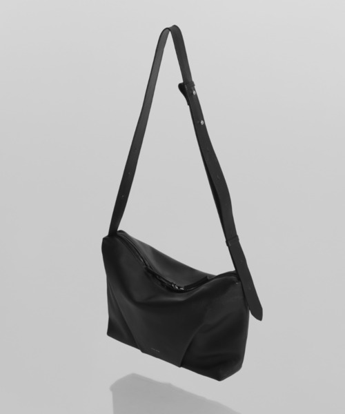 YArKA（ヤーカ）の「【YArKA/ヤーカ】real leather fold and bend tuck 2way bag [tdht5] / リアルレザー折畳み撓せショルダー&ハンドバッグ（ショルダーバッグ・レディース・ブラック・FREE）」の8枚目の写真