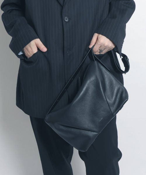 YArKA（ヤーカ）の「【YArKA/ヤーカ】real leather fold and bend tuck 2way bag [tdht5] / リアルレザー折畳み撓せショルダー&ハンドバッグ（ショルダーバッグ・レディース・ブラック・FREE）」の15枚目の写真