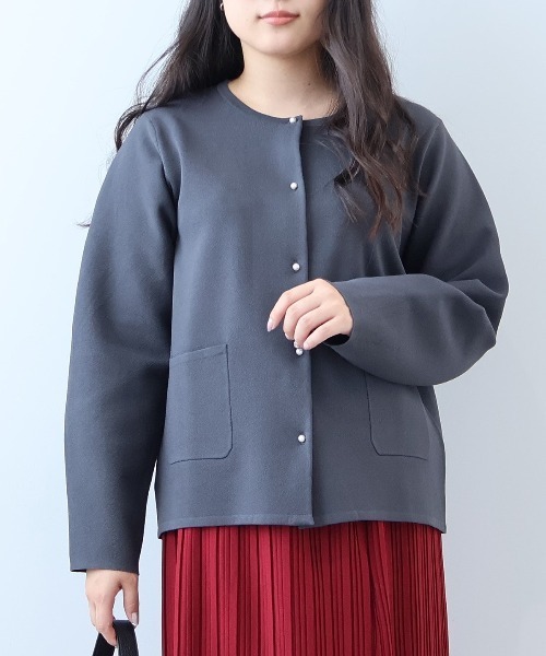 fleur by mint breeze(フルールバイミントブリーズ)の「【L~5L 大きいサイズ】【抗ピル/ウォッシャブル】パールボタンニットジャケット(カーディガン/ボレロ・レディース・クリーム/チャコールグレー・5L/4L/3L/LL)」の2枚目の写真