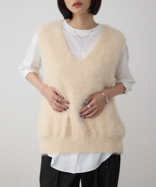 AZUL by moussy（アズールバイマウジー）の「シャギーニットベスト（ベスト・レディース・ブラウン/グレー/アイボリー・FREE）」の2枚目の写真