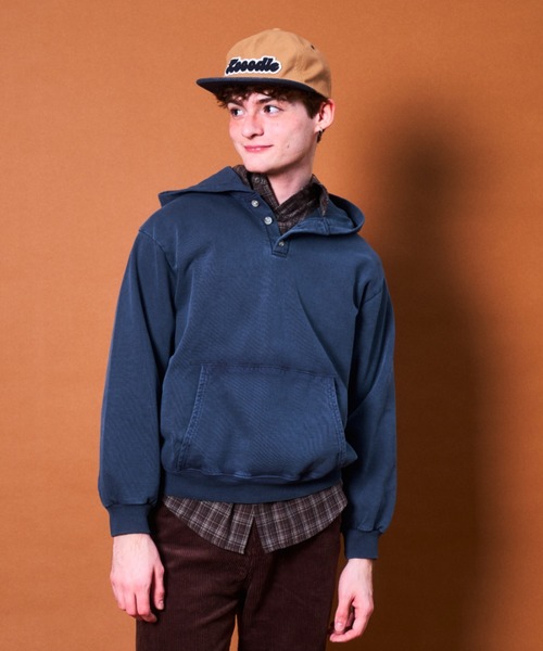 Zooodle(ズードル)の「Pigment henry hoodie - ピグメントヘンリーフーディー -(パーカー・メンズ・レッド/ネイビー・LARGE/MEDIUM)」の1枚目の写真