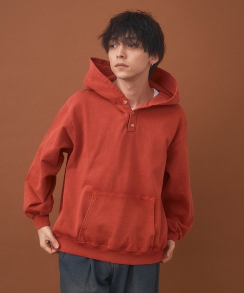 Zooodle(ズードル)の「Pigment henry hoodie - ピグメントヘンリーフーディー -(パーカー・メンズ・レッド/ネイビー・LARGE/MEDIUM)」の2枚目の写真