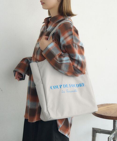 RETRO GIRL(レトロガール)の「撥水ナイロンBIGトート(ショルダーバッグ・レディース・ライトグレー/ブラック系その他/ブルー・ONE SIZE)」の2枚目の写真