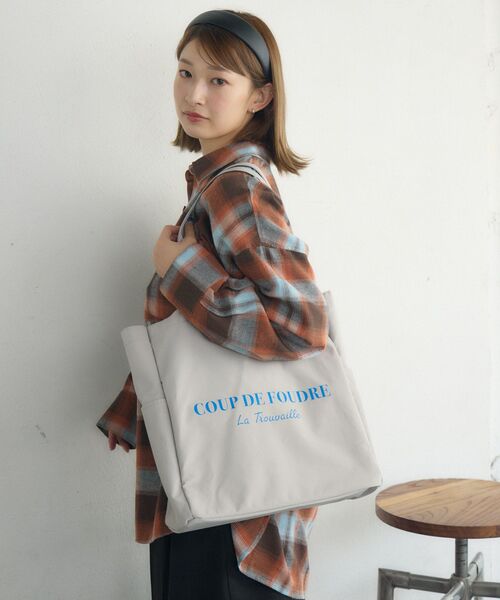 RETRO GIRL(レトロガール)の「撥水ナイロンBIGトート(ショルダーバッグ・レディース・ライトグレー/ブラック系その他/ブルー・ONE SIZE)」の7枚目の写真