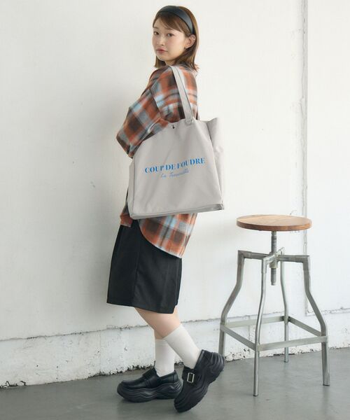 RETRO GIRL(レトロガール)の「撥水ナイロンBIGトート(ショルダーバッグ・レディース・ライトグレー/ブラック系その他/ブルー・ONE SIZE)」の9枚目の写真