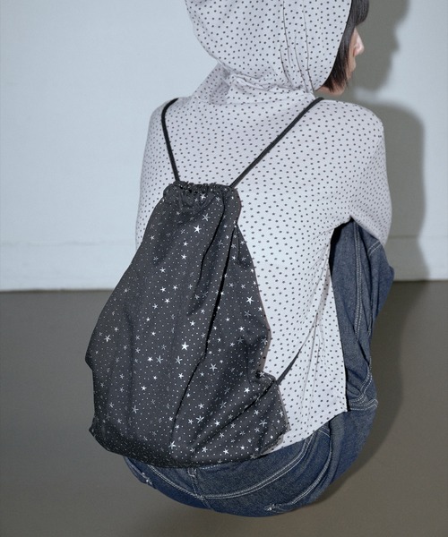 UNE MANSION（ユヌマンション）の「ユニークキラキラスターパターンナップザック（ショルダーバッグ・レディース・ブラック/ホワイト/ピンク・ONESIZE）」の3枚目の写真
