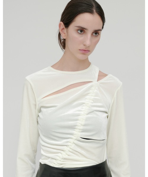 kiehtova（キエトヴァ）の「【kiehtova】VELOR SLIT GATHER TOPS/ベロア スリット ギャザー トップス（Tシャツ/カットソー・レディース・ピンク/ブラック/ホワイト・FREE）」の2枚目の写真