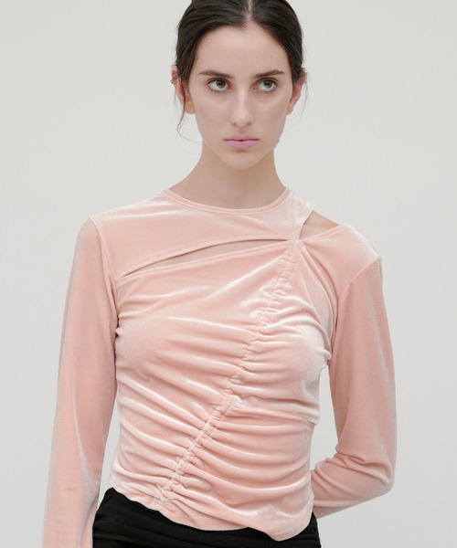 kiehtova（キエトヴァ）の「【kiehtova】VELOR SLIT GATHER TOPS/ベロア スリット ギャザー トップス（Tシャツ/カットソー・レディース・ピンク/ブラック/ホワイト・FREE）」の3枚目の写真