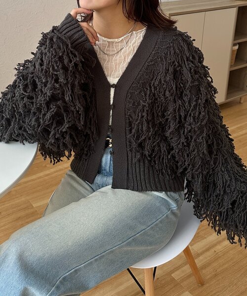 Thevon(ゼボン)の「ループフリンジショートカーディガン(カーディガン/ボレロ・レディース・アイボリー/グレイッシュベージュ/チャコールグレー・FREE)」の1枚目の写真