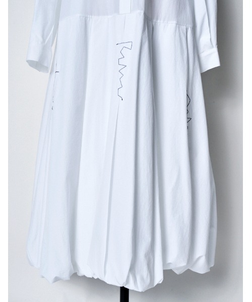 RUMCHE(ラムシェ)の「Stitch Balloon Dress / ステッチバルーンドレス(ワンピース・レディース・ブラック/サックスブルー/ホワイト・FREE)」の5枚目の写真