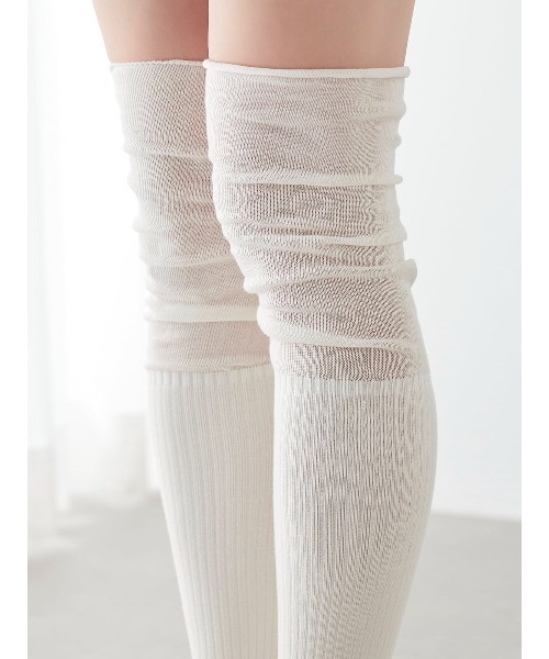 tutuanna（チュチュアンナ）の「綿混くしゅ切替リブオーバーニーソックス（ソックス/靴下・レディース・ブラック/オフホワイト/チャコール/キナリ・M）」の5枚目の写真