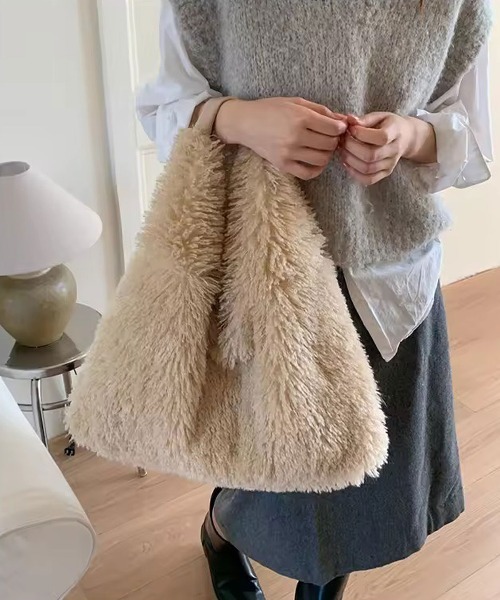 ammy.(エイミードット)の「【 ammy. / エイミードット 】 Vカット ボア ショルダーバッグ(ショルダーバッグ・レディース・ブラック/ライトベージュ・FREE)」の2枚目の写真