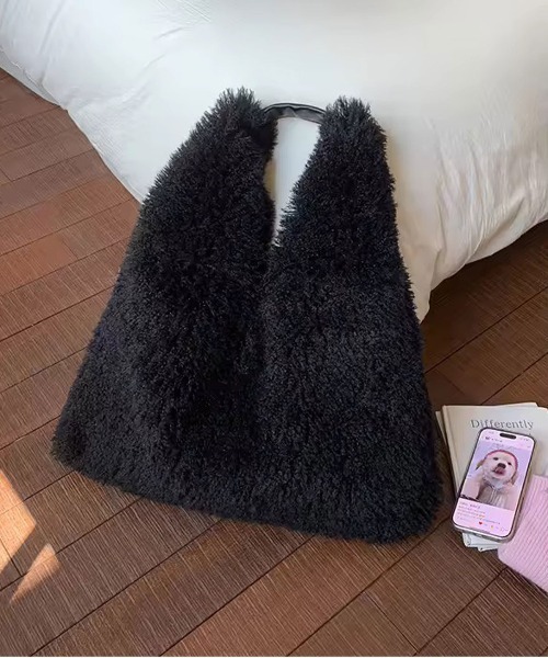 ammy.(エイミードット)の「【 ammy. / エイミードット 】 Vカット ボア ショルダーバッグ(ショルダーバッグ・レディース・ブラック/ライトベージュ・FREE)」の1枚目の写真