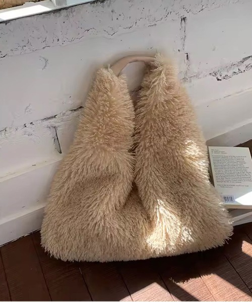 ammy.(エイミードット)の「【 ammy. / エイミードット 】 Vカット ボア ショルダーバッグ(ショルダーバッグ・レディース・ブラック/ライトベージュ・FREE)」の9枚目の写真
