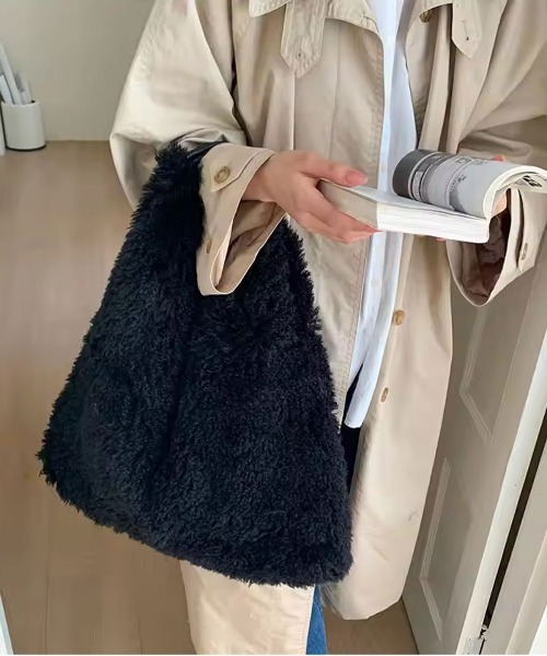 ammy.(エイミードット)の「【 ammy. / エイミードット 】 Vカット ボア ショルダーバッグ(ショルダーバッグ・レディース・ブラック/ライトベージュ・FREE)」の8枚目の写真