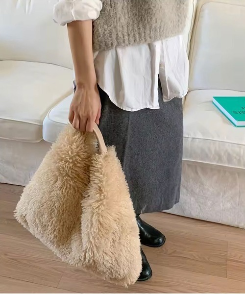 ammy.(エイミードット)の「【 ammy. / エイミードット 】 Vカット ボア ショルダーバッグ(ショルダーバッグ・レディース・ブラック/ライトベージュ・FREE)」の12枚目の写真