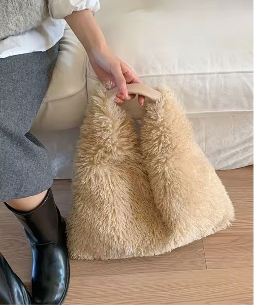 ammy.(エイミードット)の「【 ammy. / エイミードット 】 Vカット ボア ショルダーバッグ(ショルダーバッグ・レディース・ブラック/ライトベージュ・FREE)」の11枚目の写真