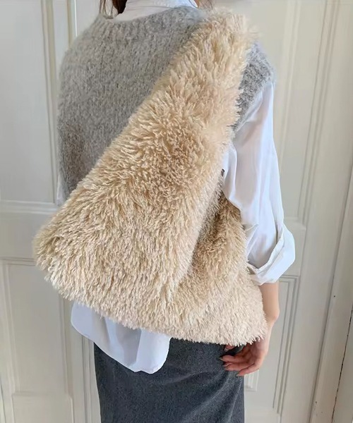 ammy.(エイミードット)の「【 ammy. / エイミードット 】 Vカット ボア ショルダーバッグ(ショルダーバッグ・レディース・ブラック/ライトベージュ・FREE)」の10枚目の写真