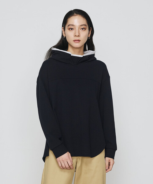 Gabardine K.T(ギャバジンケーティー)の「ブークレダンボール レイヤード風フード付トレーナー(スウェット・レディース・ライトグレー/ネイビー・9号/7号)」の1枚目の写真