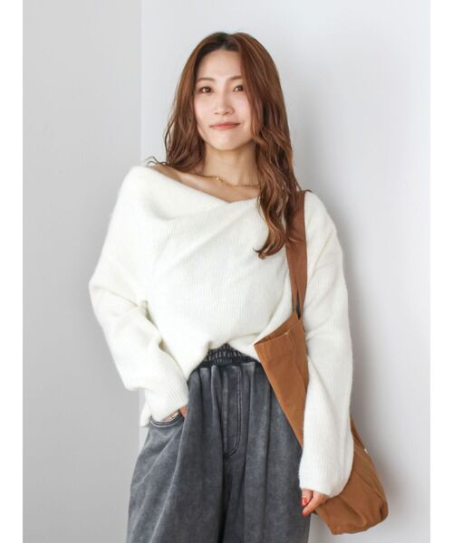 Ungrid（アングリッド）の「【WEB限定】オフショルデザインニット（ニット/セーター・レディース・ブラウン/チャコールグレー/オフホワイト・FREE）」の2枚目の写真