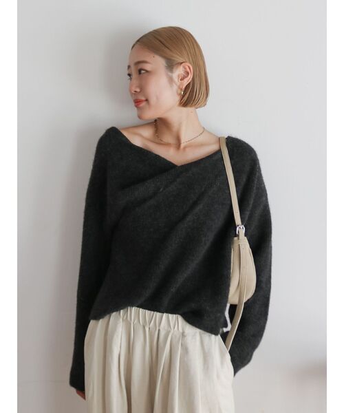 Ungrid（アングリッド）の「【WEB限定】オフショルデザインニット（ニット/セーター・レディース・ブラウン/チャコールグレー/オフホワイト・FREE）」の3枚目の写真