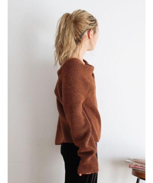 Ungrid（アングリッド）の「【WEB限定】オフショルデザインニット（ニット/セーター・レディース・ブラウン/チャコールグレー/オフホワイト・FREE）」の5枚目の写真