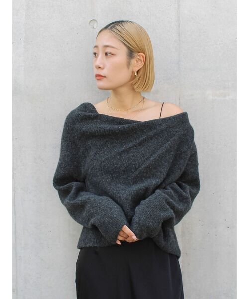 Ungrid（アングリッド）の「【WEB限定】オフショルデザインニット（ニット/セーター・レディース・ブラウン/チャコールグレー/オフホワイト・FREE）」の16枚目の写真