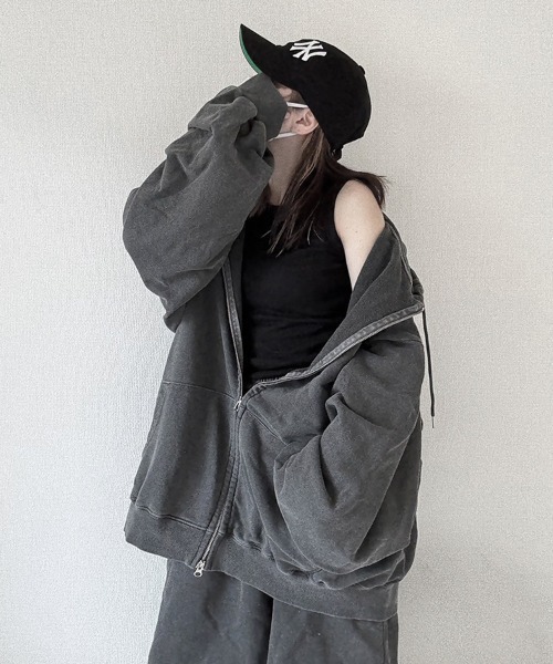 YACA（ヤーカ）の「Pigment Zip Parka/ピグメントジップパーカー【unisex item】（パーカー・レディース・チャコールグレー/ライトグレー・FREE）」の2枚目の写真