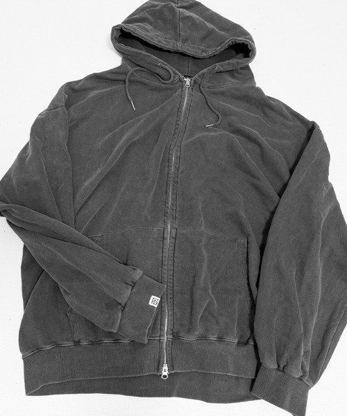 YACA（ヤーカ）の「Pigment Zip Parka/ピグメントジップパーカー【unisex item】（パーカー・レディース・チャコールグレー/ライトグレー・FREE）」の14枚目の写真
