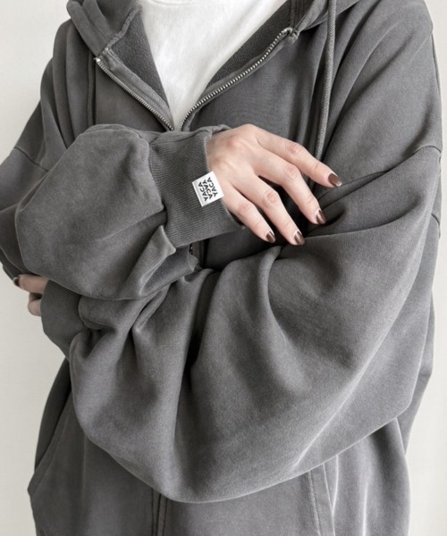 YACA(ヤーカ)の「Pigment Zip Parka/ピグメントジップパーカー【unisex item】(パーカー・レディース・チャコールグレー/ライトグレー・FREE)」の13枚目の写真