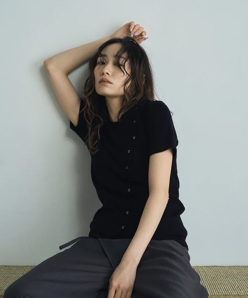 merrylatte(メリーラテ)の「asymmetry snap rib knit(ニット/セーター・レディース・ブラック・FREE)」の7枚目の写真