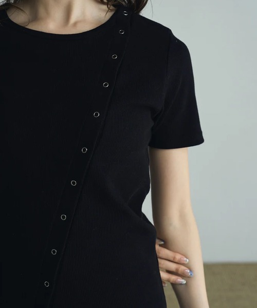 merrylatte(メリーラテ)の「asymmetry snap rib knit(ニット/セーター・レディース・ブラック・FREE)」の8枚目の写真