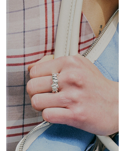 DENU(デヌ)の「Twist band ring(リング・レディース・シルバー・FREE)」の5枚目の写真