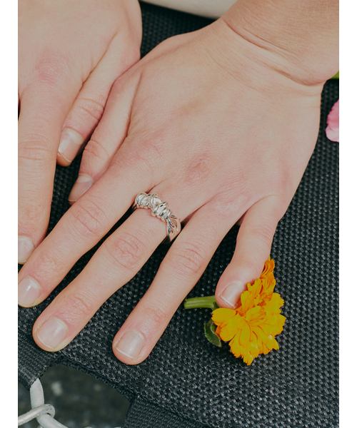 DENU(デヌ)の「Twist band ring(リング・レディース・シルバー・FREE)」の3枚目の写真