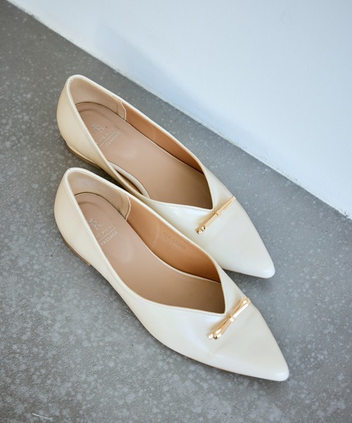 ROPE' PICNIC(ロペピクニック)の「メタルリボンVカットフラットパンプス(パンプス・レディース・ブラック/ベージュ系その他2/キナリ・23/24/23.5)」の2枚目の写真