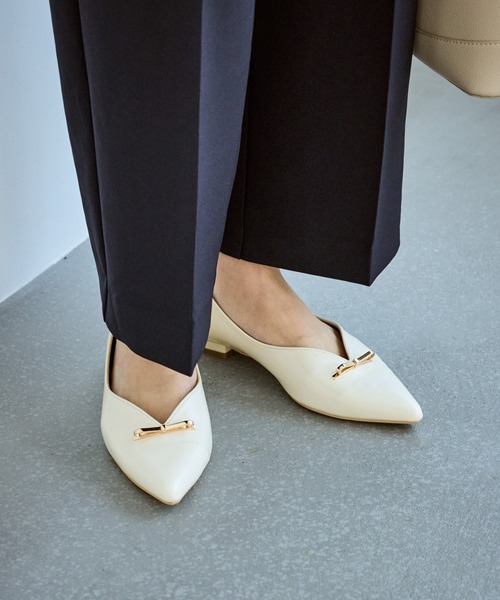 ROPE' PICNIC（ロペピクニック）の「メタルリボンＶカットフラットパンプス（パンプス・レディース・ブラック/ベージュ系その他2/キナリ・23/24/23.5）」の18枚目の写真