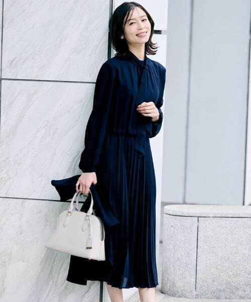 UNTITLED（アンタイトル）の「【セレモニー/フォーマル/洗える】ボウタイ プリーツワンピース（ワンピース・レディース・ネイビー/ライトベージュ/サックスブルー・00/01/02/03/04/42/44/46/48/50）」の3枚目の写真