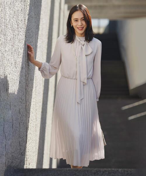 UNTITLED（アンタイトル）の「【セレモニー/フォーマル/洗える】ボウタイ プリーツワンピース（ワンピース・レディース・ネイビー/ライトベージュ/サックスブルー・00/01/02/03/04/42/44/46/48/50）」の2枚目の写真