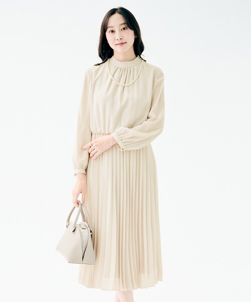 UNTITLED（アンタイトル）の「【セレモニー/フォーマル/洗える】ボウタイ プリーツワンピース（ワンピース・レディース・ネイビー/ライトベージュ/サックスブルー・00/01/02/03/04/42/44/46/48/50）」の4枚目の写真