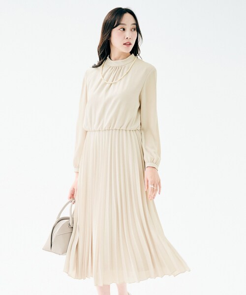 UNTITLED（アンタイトル）の「【セレモニー/フォーマル/洗える】ボウタイ プリーツワンピース（ワンピース・レディース・ネイビー/ライトベージュ/サックスブルー・00/01/02/03/04/42/44/46/48/50）」の5枚目の写真