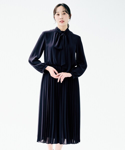 UNTITLED（アンタイトル）の「【セレモニー/フォーマル/洗える】ボウタイ プリーツワンピース（ワンピース・レディース・ネイビー/ライトベージュ/サックスブルー・00/01/02/03/04/42/44/46/48/50）」の14枚目の写真