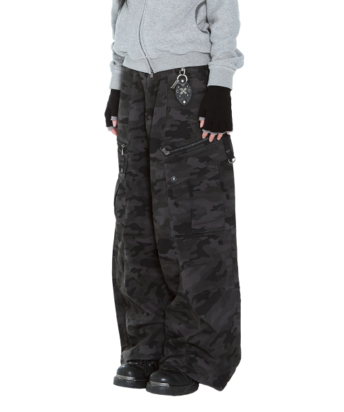 Knee Pin-Tuck Camo Zippered Cargo Pants (Black)（その他パンツ