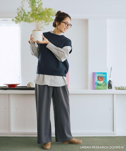 URBAN RESEARCH DOORS（アーバンリサーチドアーズ）の「『仁村紗和さん着用』『UR TECH』完声タックギャザーワイドパンツ（その他パンツ・レディース・ブラック/グレー系その他/チャコールグレー・LARGE/MEDIUM/SMALL）」の2枚目の写真